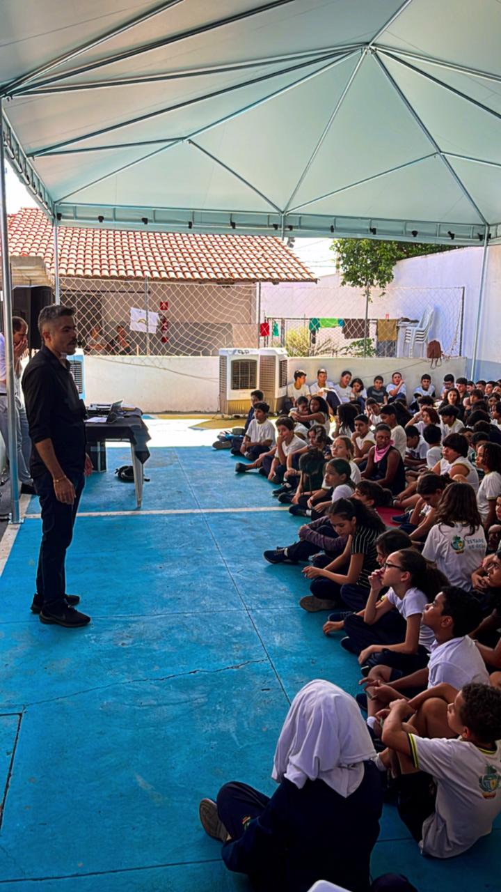 Escolas: jovens e adolescentes